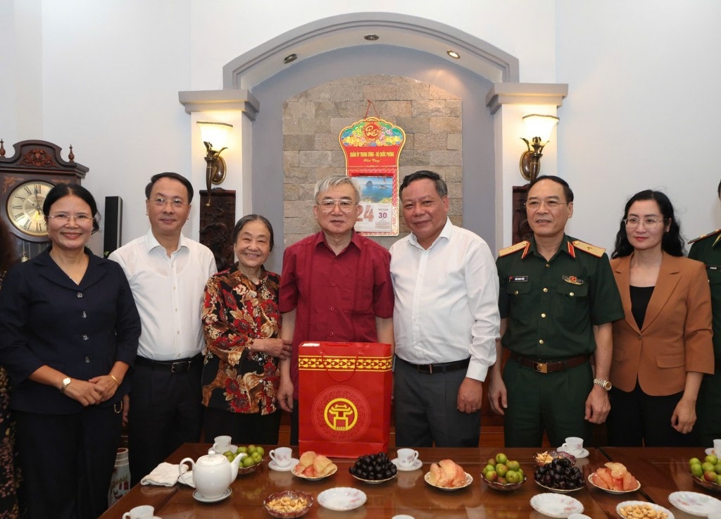 Phó Bí thư Thường trực Thành ủy Hà Nội Nguyễn Văn Phong tặng quà thương binh Lại Xuân Doãn. Ảnh: Thanh Hải