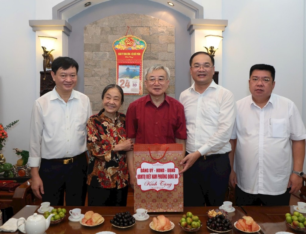 Lãnh đạo phường Đống Đa tặng quà thương binh Lại Xuân Doãn.