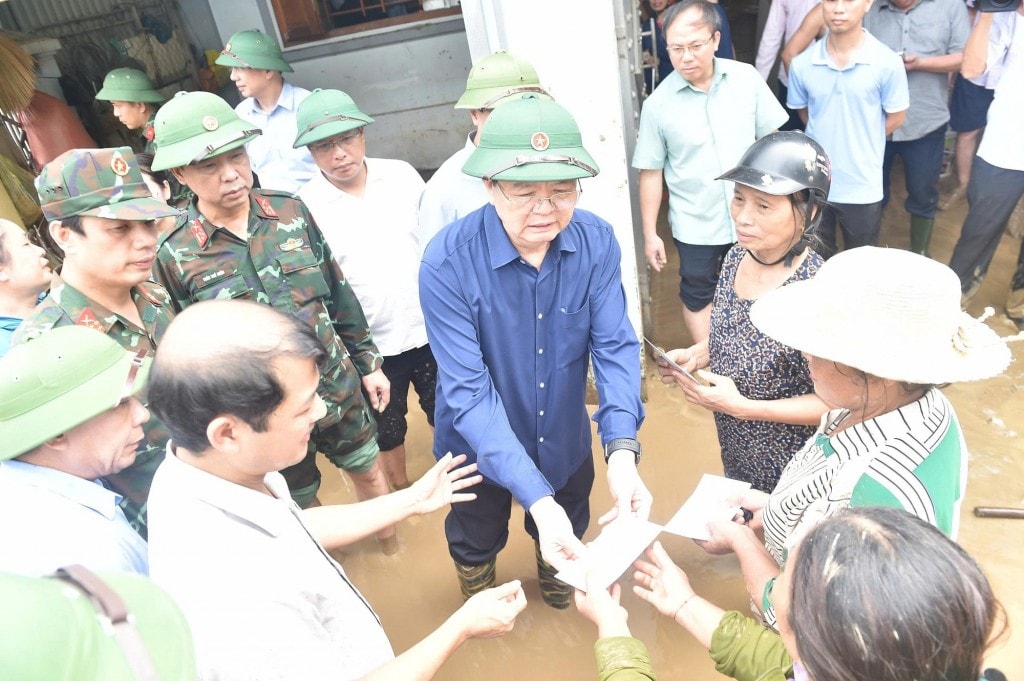 Phó Thủ tướng Mai Văn Chính cùng đoàn công tác Chính phủ đã đến thăm hỏi, động viên người dân vùng ngập lụt - Ảnh: VGP/Giang Thanh Phó Thủ tướng Mai Văn Chính cùng đoàn công tác Chính phủ đã đến thăm hỏi, động viên người dân vùng ngập lụt - Ảnh: VGP/Giang Thanh
