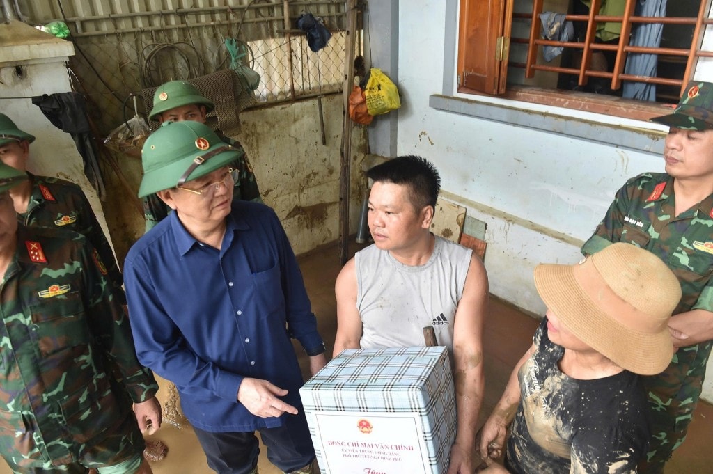 Phó Thủ tướng chia sẻ, động viên bà con khắc phục khó khăn - Ảnh: VGP/Giang Thanh Phó Thủ tướng chia sẻ, động viên bà con khắc phục khó khăn - Ảnh: VGP/Giang Thanh