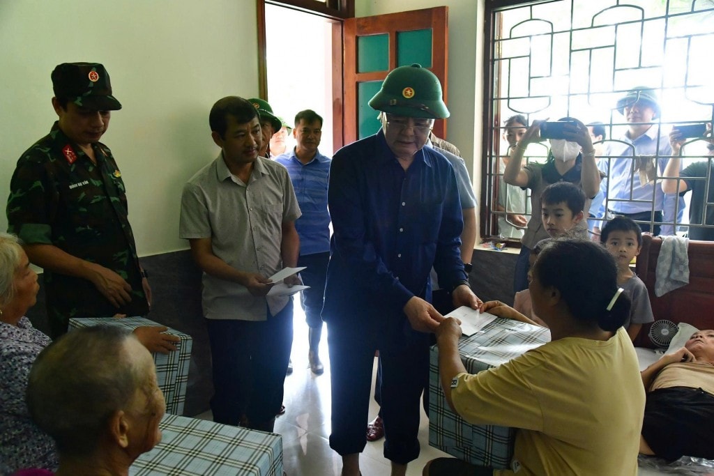 Phó Thủ tướng Mai Văn Chính cùng đoàn công tác Chính phủ đã đến thăm hỏi, động viên các hộ dân đang sơ tán tại Vườn quốc gia Pù Mát- Ảnh: VGP/Giang Thanh Phó Thủ tướng Mai Văn Chính cùng đoàn công tác Chính phủ đã đến thăm hỏi, động viên các hộ dân đang sơ tán tại Vườn quốc gia Pù Mát- Ảnh: VGP/Giang Thanh