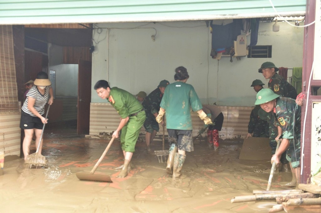 Các lực lượng chức năng hỗ trợ người dân vệ sinh môi trường, từng bước ổn định đời sống - Ảnh: VGP/Giang Thanh Các lực lượng chức năng hỗ trợ người dân vệ sinh môi trường, từng bước ổn định đời sống - Ảnh: VGP/Giang Thanh
