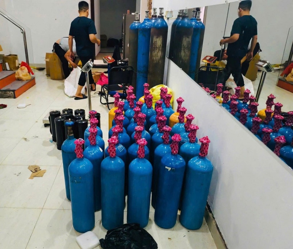 Lực lượng chức năng bắt giữ 2 đối tượng trong 2 vụ vận chuyển, mua bán khí cười trái phép (Ảnh BĐBP)