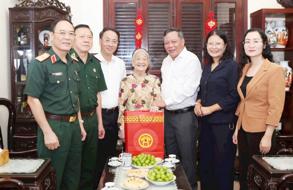 Phó Bí thư Thường trực Thành ủy Hà Nội Nguyễn Văn Phong tặng quà bà Nguyễn Thị Chinh