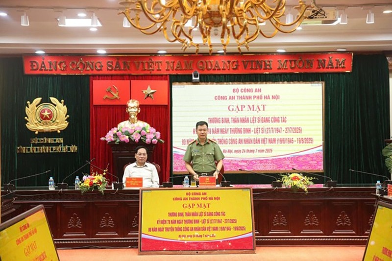 Đại tá Nguyễn Ngọc Quyền - Phó Bí thư Đảng ủy, Phó Giám đốc Công an TP Hà Nội bày tỏ tri ân các thương binh, gia đình liệt sỹ, người có công tại buổi gặp mặt Đại tá Nguyễn Ngọc Quyền - Phó Bí thư Đảng ủy, Phó Giám đốc Công an TP Hà Nội bày tỏ tri ân các thương binh, gia đình liệt sỹ, người có công tại buổi gặp mặt
