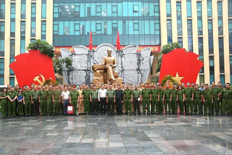 Các đại biểu chụp ảnh lưu niệm trước tượng đài Hồ Chủ tịch Các đại biểu chụp ảnh lưu niệm trước tượng đài Hồ Chủ tịch
