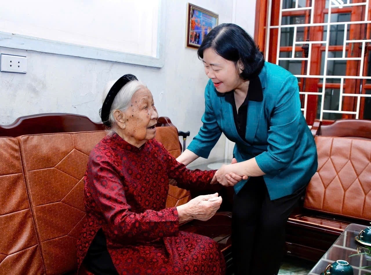 Bí thư Thành ủy Hà Nội Bùi Thị Minh Hoài thăm Bà mẹ Việt Nam anh hùng Công Thị Mùi. Ảnh: Viết Thành