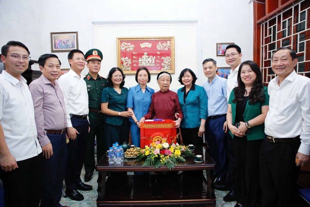 Bí thư Thành ủy Hà Nội Bùi Thị Minh Hoài và đoàn thăm, tặng quà Bà mẹ Việt Nam anh hùng Công Thị Mùi. Ảnh: Viết Thành