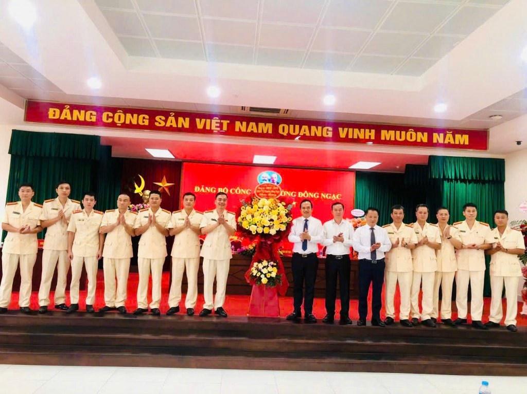 Lãnh đạo Đảng ủy – HĐND – UBND – UB MTTQ phường Đông Ngạc tặng hoa chúc mừng Đại hội Đảng bộ Công an phường