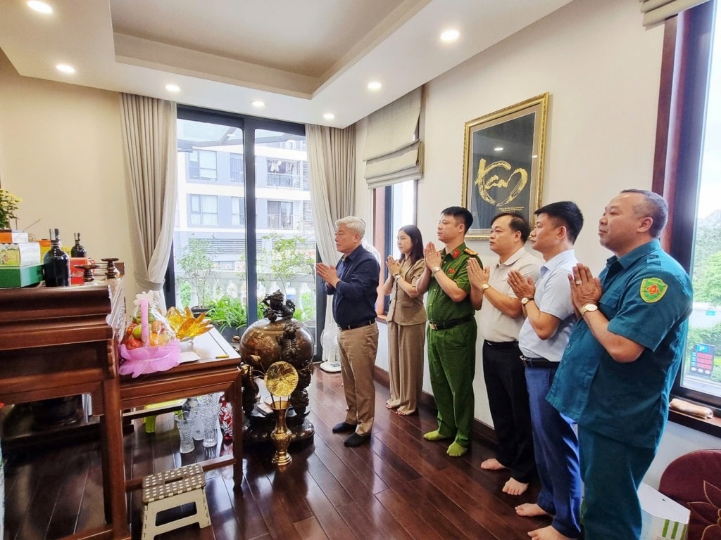 Theo đó, đoàn công tác số 1 do đồng chí Mai Trọng Thái - Bí thư Đảng ủy, Chủ tịch HĐND phường làm trưởng đoàn đã đến thăm, tặng quà gia đình bà Nguyễn Thị Doan - nguyên Phó Chủ tịch nước, là con Liệt sỹ Nguyễn Hữu Duyên