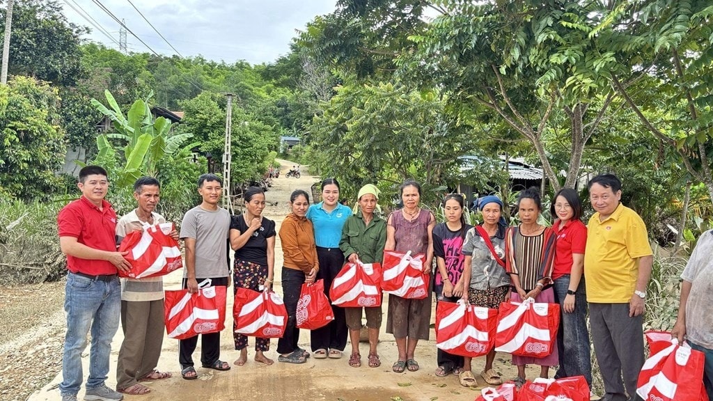 Siêu thị GO! Vinh trao 200 phần quà hỗ trợ người dân vùng lũ Nghệ An. Ảnh: Thanh Tân Siêu thị GO! Vinh trao 200 phần quà hỗ trợ người dân vùng lũ Nghệ An. Ảnh: Thanh Tân