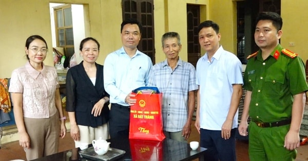Lãnh đạo xã Bát Tràng thăm, tặng quà gia đình chính sách