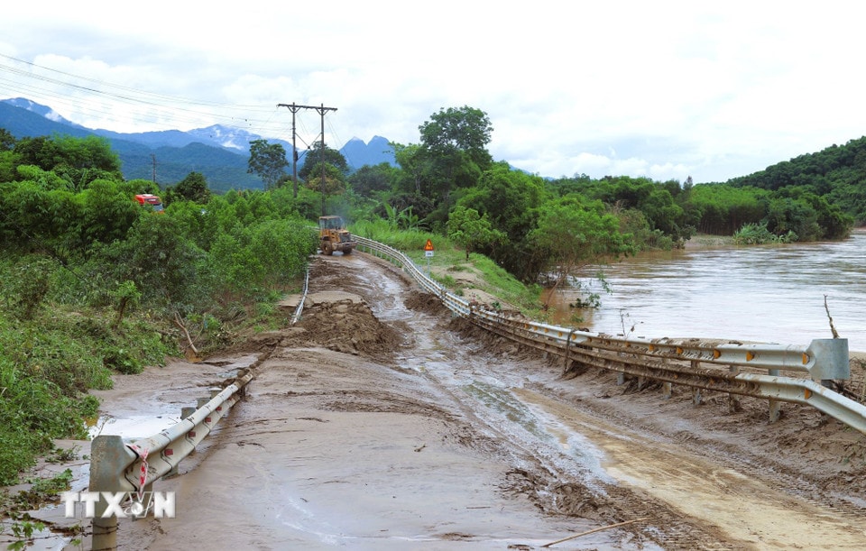 Một điểm ngập khá nặng trong đợt mưa lũ trên địa bàn xã Tương Dương. Tại điểm ngập, sau khi nước rút để lại lớp bùn đất, sình lầy dày hơn 1m, dài hơn 300m. (Ảnh: Xuân Tiến/TTXVN)