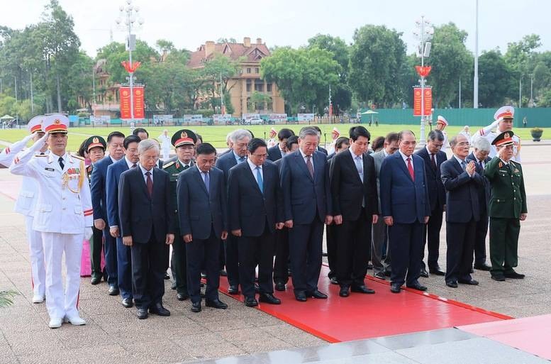 Lãnh đạo Đảng, Nhà nước vào Lăng viếng Chủ tịch Hồ Chí Minh, tưởng niệm các anh hùng liệt sĩ- Ảnh 2.