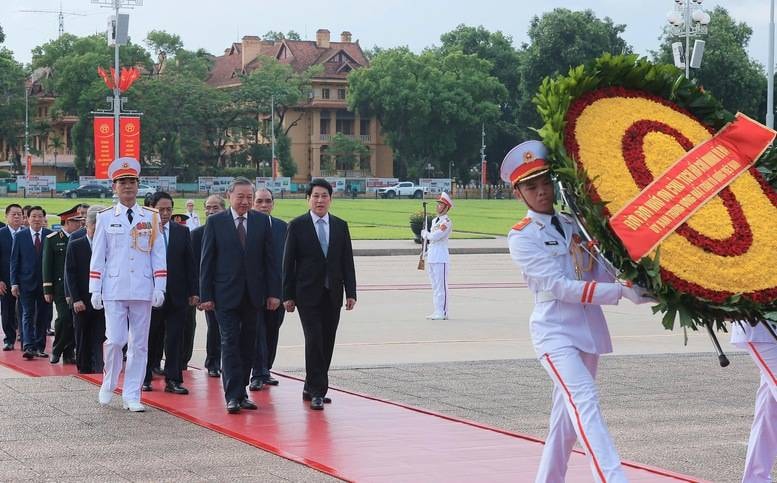 Lãnh đạo Đảng, Nhà nước vào Lăng viếng Chủ tịch Hồ Chí Minh, tưởng niệm các anh hùng liệt sĩ- Ảnh 1.