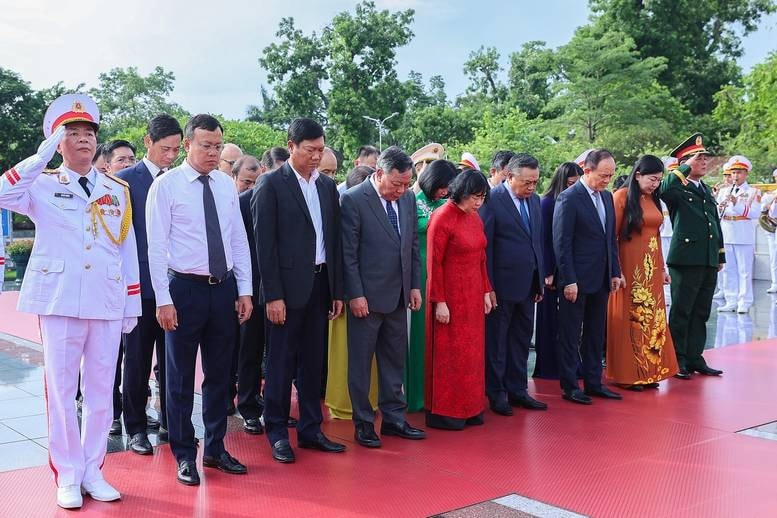 Lãnh đạo Đảng, Nhà nước vào Lăng viếng Chủ tịch Hồ Chí Minh, tưởng niệm các anh hùng liệt sĩ- Ảnh 10.