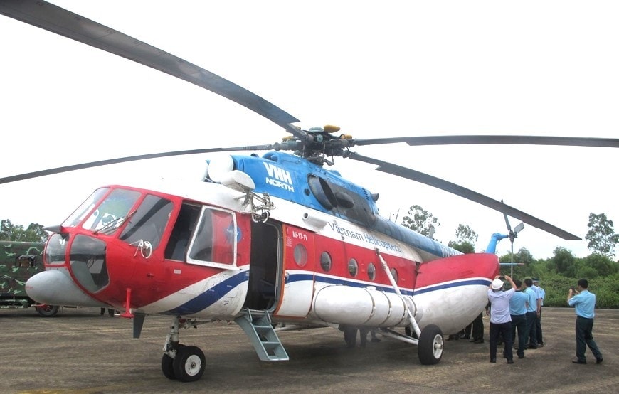 Trực thăng Trung đoàn Không quân 916 bay vào Nghệ An cứu trợ vùng lũ