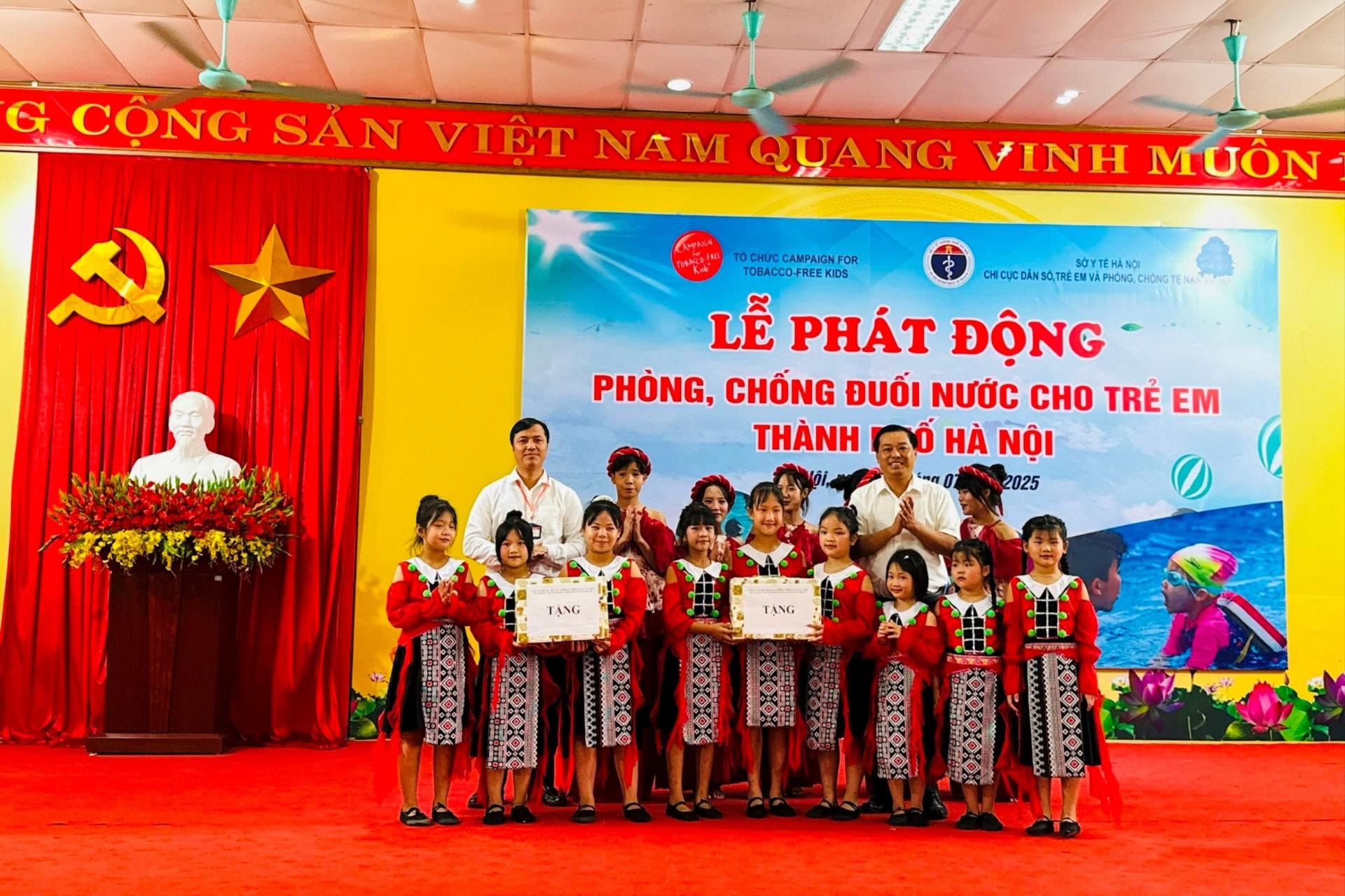 1-tang-qua.jpg