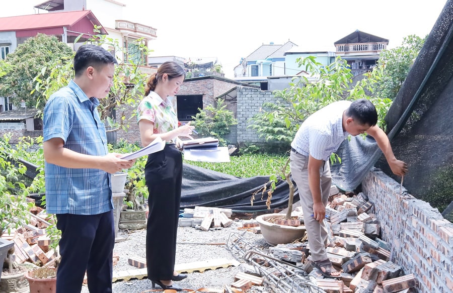 can-bo-xa-hong-son-kiem-tra-viec-ho-dan-tu-giac-thao-do-cong-trinh-vi-pham-ve-dat-dai-trat-tu-xay-dung.-anh-kim-nhue.jpg