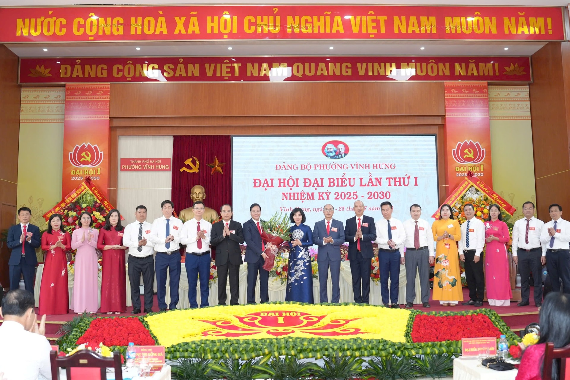 Ủy viên Ban Thường vụ Thành ủy, Phó Chủ tịch Thường trực HĐND thành phố Phùng Thị Hồng Hà tặng hoa chúc mừng Ban Chấp hành Đảng bộ phường Vĩnh Hưng. Ảnh: Vương Vân