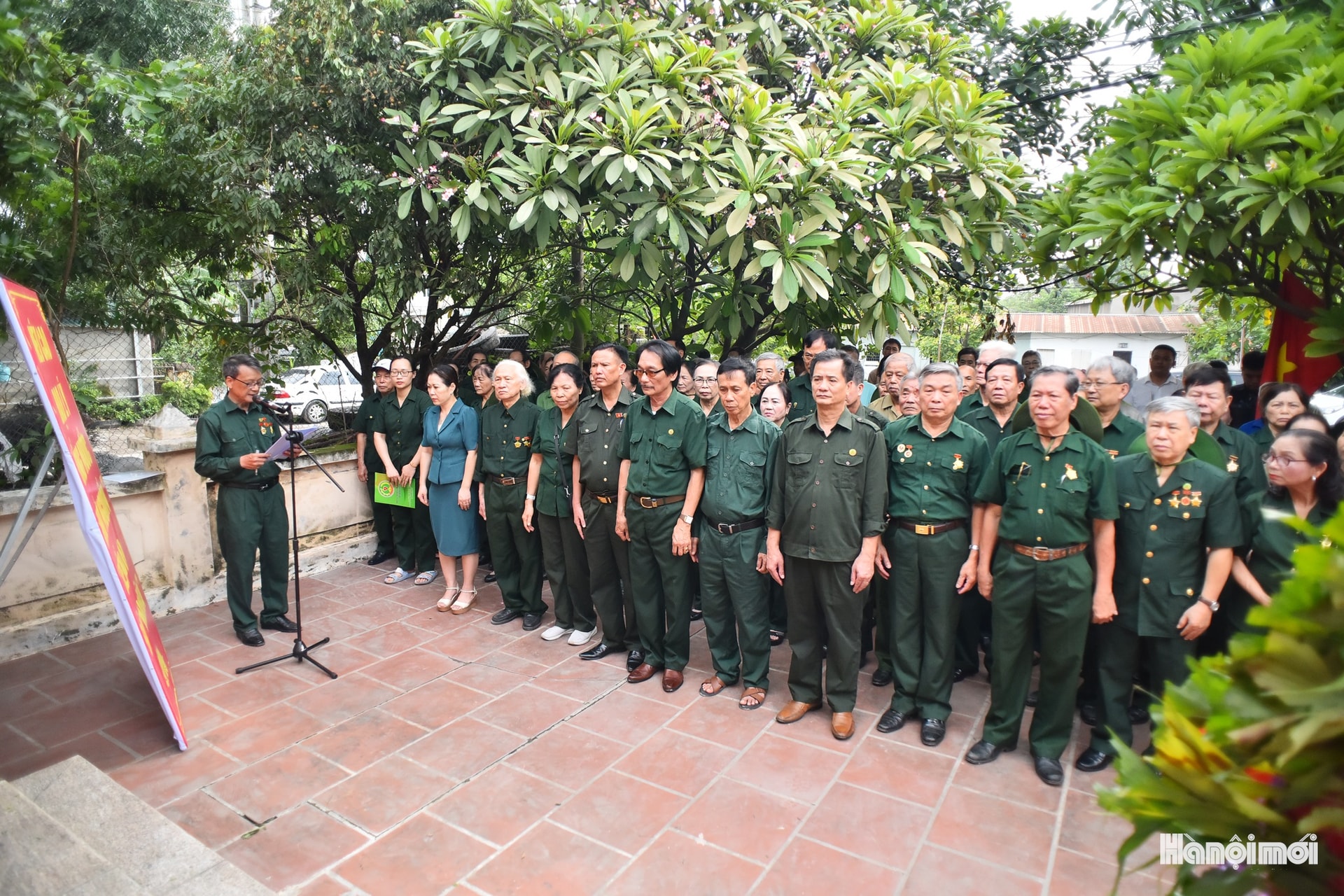 Phát biểu tại lễ tưởng niệm, Chủ tịch Hội Cựu thanh niên xung phong thành phố Hà Nội Nguyễn Văn Đính bày tỏ: Trước tượng đài ghi công liệt sĩ thanh niên xung phong Hà Nội, chúng tôi lớp người đồng chí, đồng đội cựu thanh niên xung phong Thủ đô Hà Nội luôn khắc ghi công ơn các liệt sĩ đã hy sinh vì độc lập, tự do của Tổ quốc.