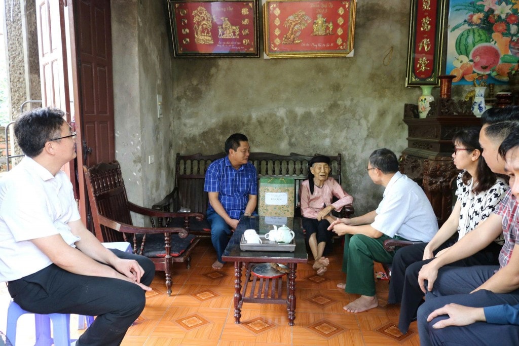 Thăm hỏi, động viên thân nhân liệt sỹ 