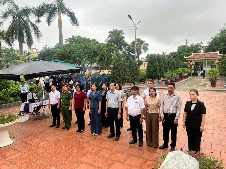 Các đồng chí Thường trực Đảng uỷ, HĐND, UBND, UBMTTQ xã dâng hương tại nghĩa trang Liệt sĩ Ngọc Hồi