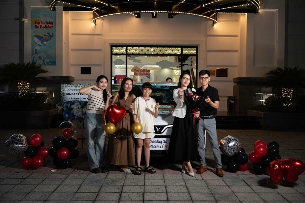 Anh Trường và gia đình trong ngày nhận VinFast VF 7.