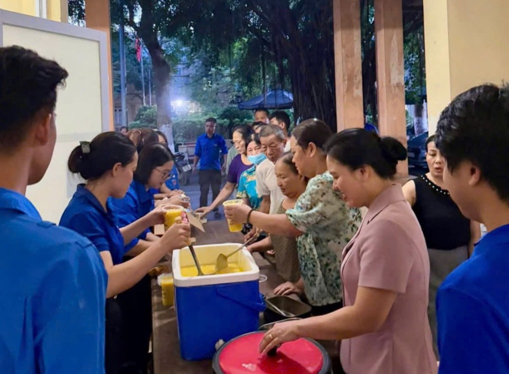 Những suất cháo nóng hổi được trao đến người bệnh
