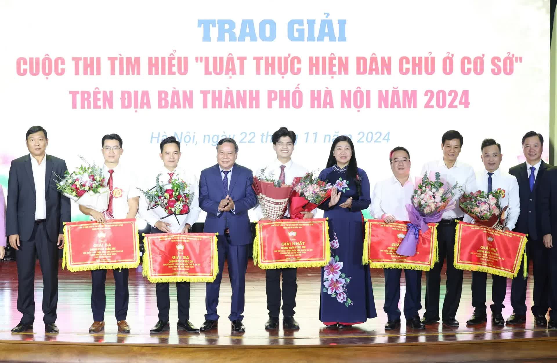 Lãnh đạo TP Hà Nội chúc mừng các đội đoạt giải cao tại Chung khảo Cuộc thi “Tìm hiểu Luật Thực hiện dân chủ ở cơ sở” trên địa bàn TP Hà Nội năm 2024.