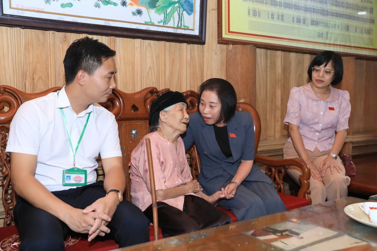 Đoàn ĐBQH thành phố Hà Nội thăm, tặng quà các gia đình chính sách, người có công tại xã Minh Châu