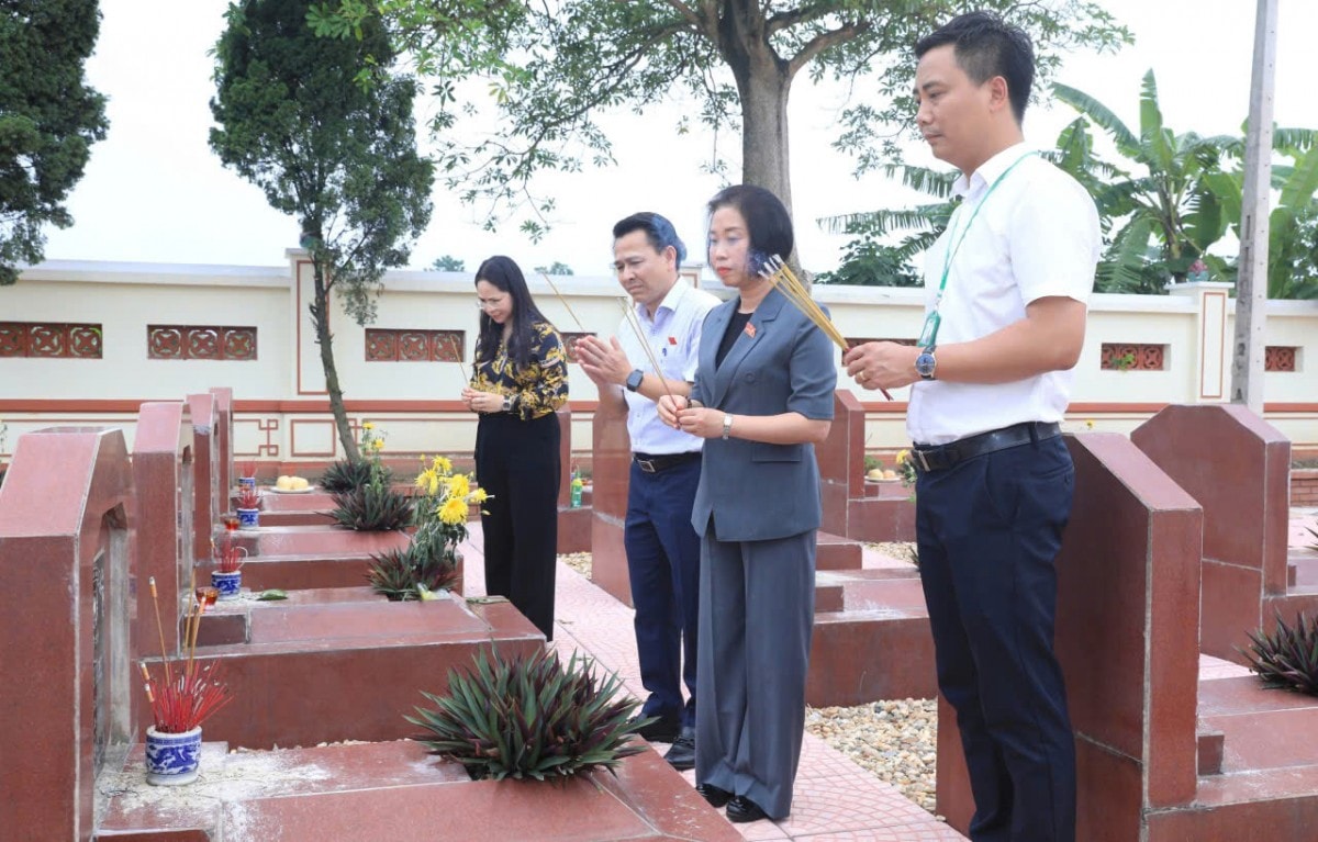 Đoàn ĐBQH thành phố Hà Nội thăm, tặng quà các gia đình chính sách, người có công tại xã Minh Châu
