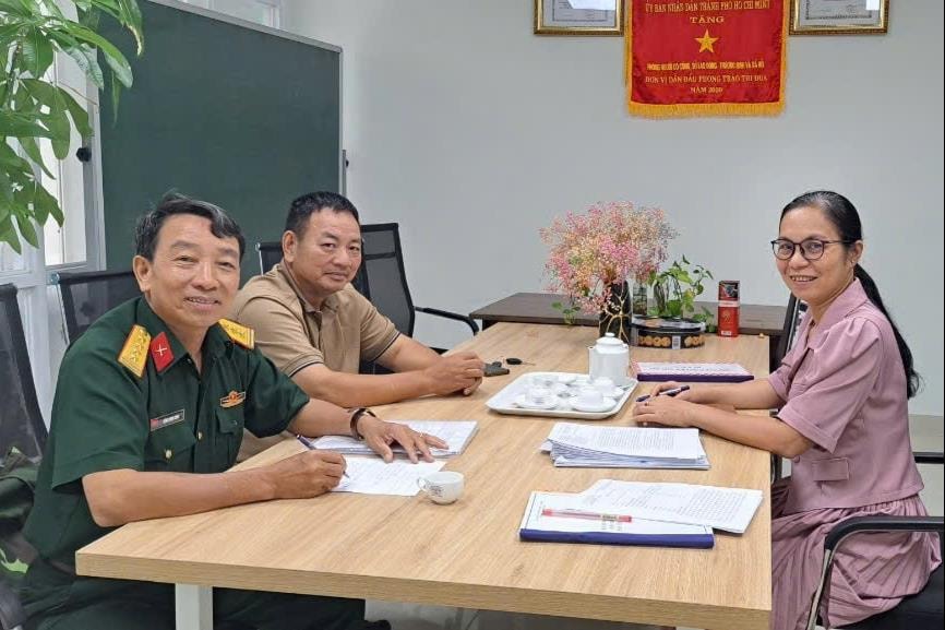 anh-3.-ngoai-cung-ben-trai.jpg
