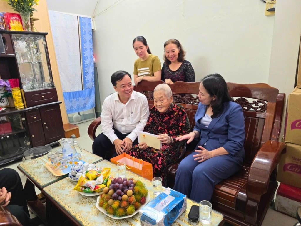 Phó Chủ tịch nước Võ Thị Ánh Xuân thăm Mẹ Việt Nam Anh hùng Lê Thị Chi (Ảnh: Trần Hiếu)