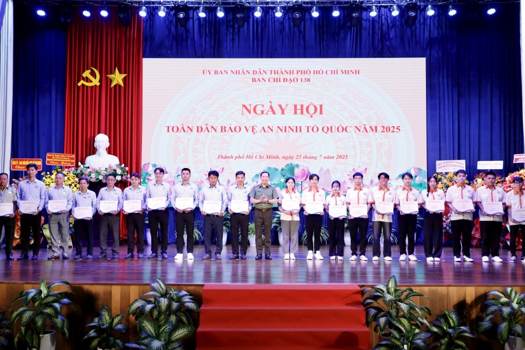 Thượng tướng Lê Văn Tuyến, Thứ trưởng Bộ Công an trao khen thưởng cho các tập thể, cá nhân có thành tích xuất sắc - Ảnh: Trọng Anh