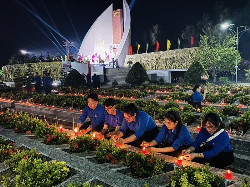 Đoàn viên, thanh niên thắp nến tri ân các Anh hùng liệt sĩ.