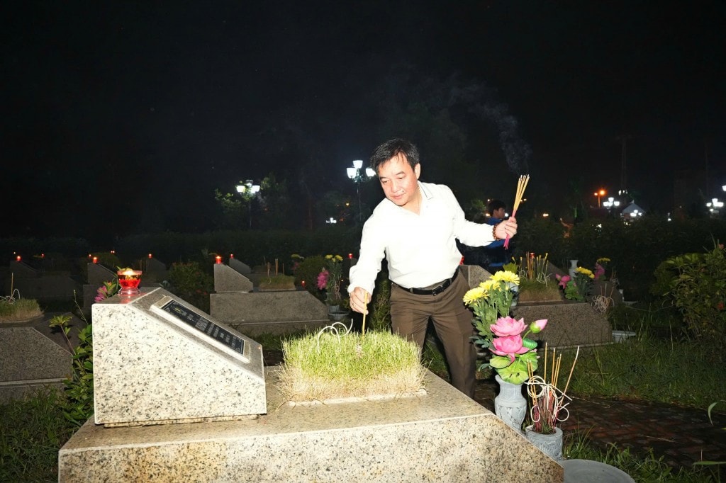 Đồng chí Lê Đại Thăng, Phó Bí thư Thường trực phường Sơn Tây, thành kính dâng hương tưởng nhớ anh hùng liệt sĩ