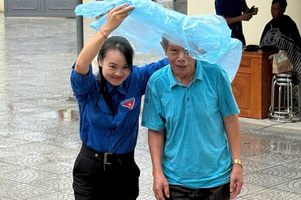 Bạn trẻ hỗ trợ người có công đến khám bệnh, cắt tóc miễn phí 