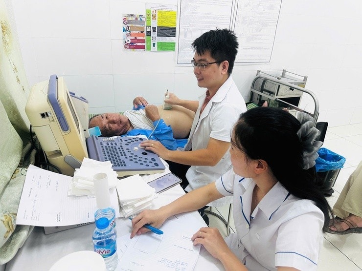 Y, bác sĩ trẻ khám bệnh cho 