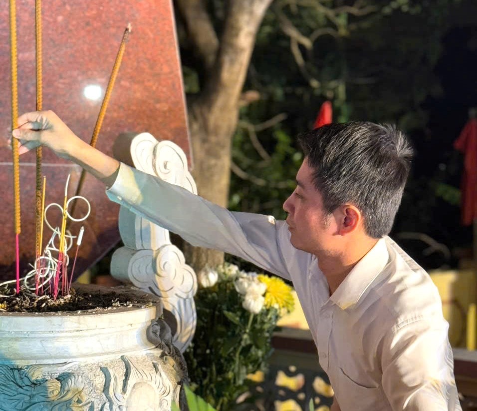 Những nén hương được thắp lên từ tấm lòng tri ân của thế hệ hôm nay