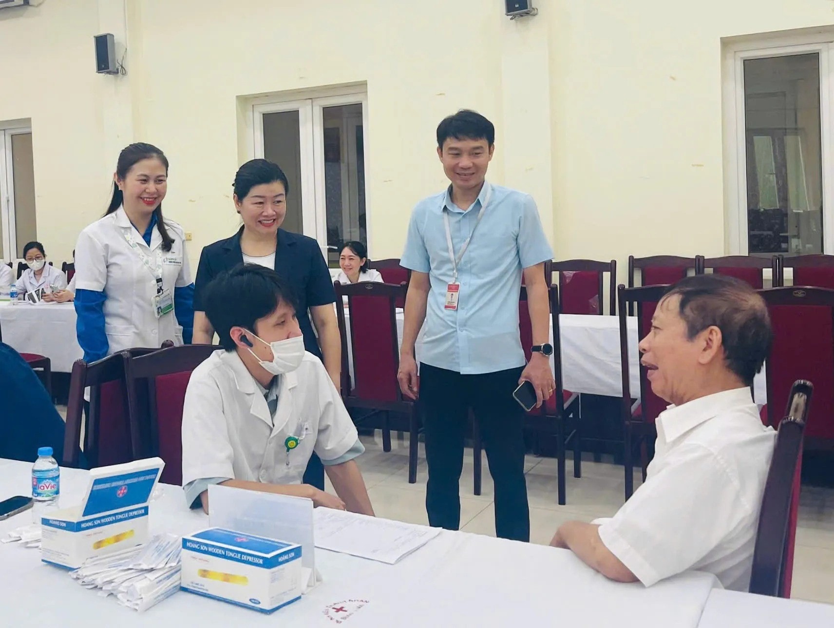 Phó Chủ tịch UBND phường Thanh Xuân Vương Thị Vân Khánh thăm hỏi, động viên đối tượng chính sách tới khám