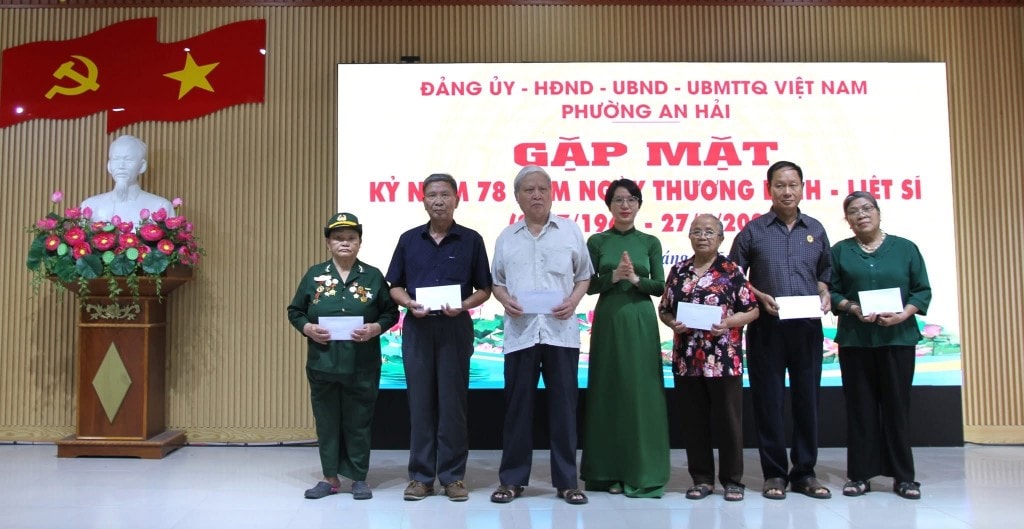 Lãnh đạo UBND phường An Hải trao tặng các suất quà cho các thương bệnh binh, gia đình liệt sỹ thuộc diện hộ nghèo, hộ cận nghèo trên địa bàn 