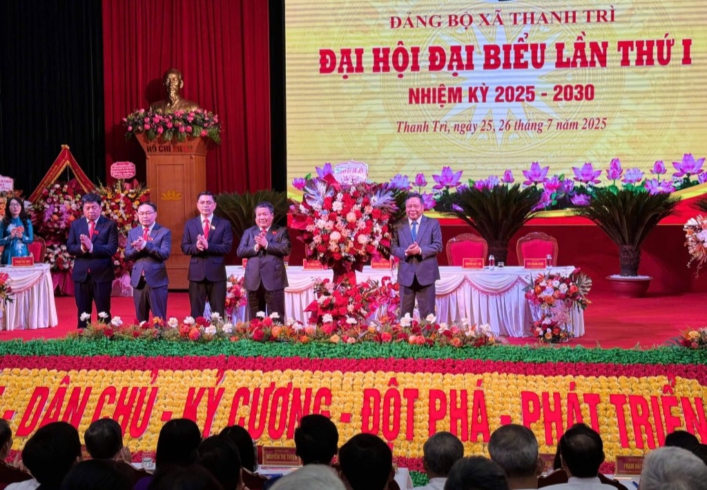 Đồng chí Nguyễn Văn Phong - Phó Bí thư Thường trực Thành ủy Hà Nội tặng hoa chúc mừng Đại hội