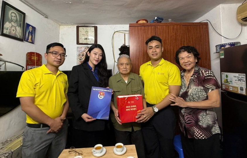 Đoàn Thanh niên phường và các đơn vị đồng hành đến trao quà