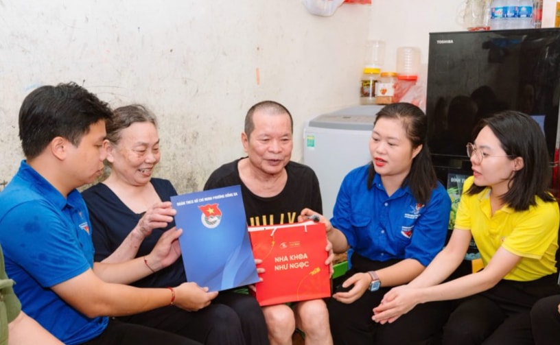 Thanh niên phường và các đơn vị đồng hành đến trao quà tận tay thương bệnh binh, người có công với cách mạng