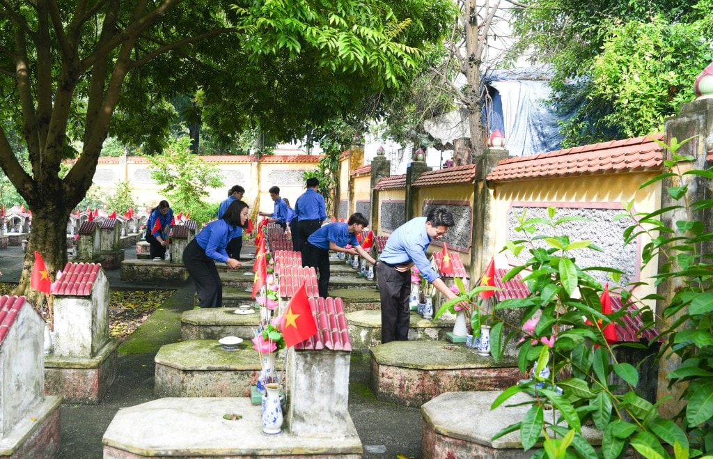 Tuổi trẻ xã Gia Lâm thắp sáng ngọn lửa tri ân