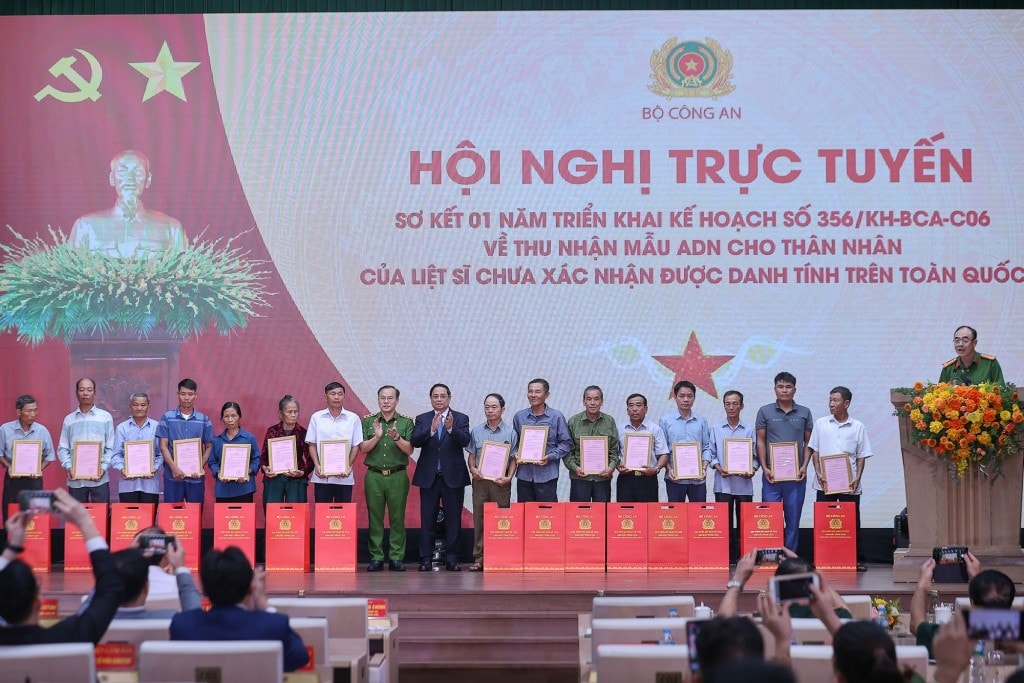 Thủ tướng trao giấy chứng nhận danh tính cho gia đình các liệt sĩ - Ảnh: VGP/Nhật Bắc Thủ tướng trao giấy chứng nhận danh tính cho gia đình các liệt sĩ - Ảnh: VGP/Nhật Bắc
