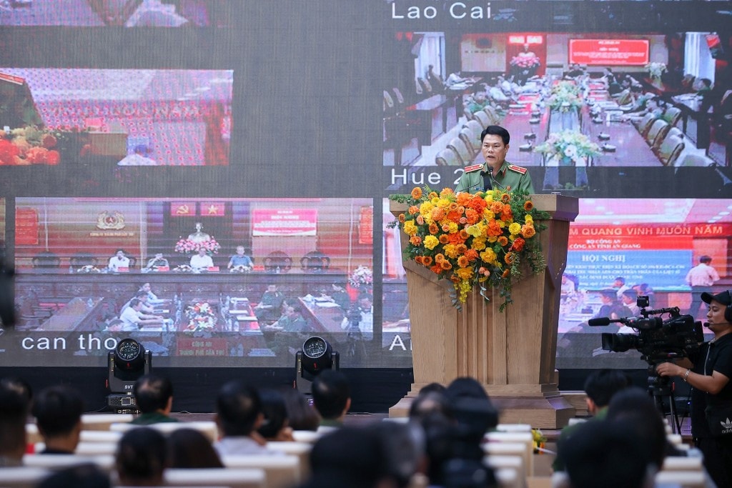 Giám đốc Công an tỉnh Ninh Bình trình bày tham luận - Ảnh: VGP/Nhật Bắc Giám đốc Công an tỉnh Ninh Bình trình bày tham luận - Ảnh: VGP/Nhật Bắc