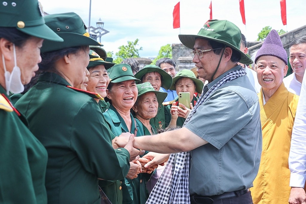 Thủ tướng Phạm Minh Chính thăm hỏi các cực chiến binh, thanh niên xung phong tại Di tích quốc gia đặc biệt Thành cổ Quảng Trị - Ảnh: VGP/Nhật Bắc