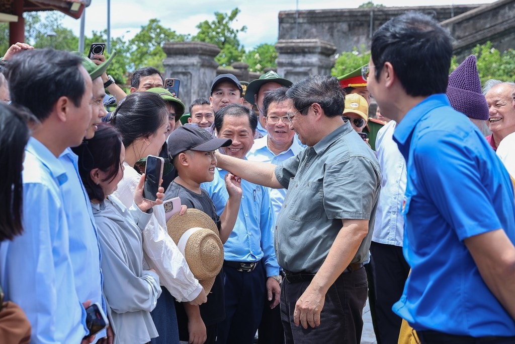 Thủ tướng Phạm Minh Chính thăm hỏi du khách tại Di tích quốc gia đặc biệt Thành cổ Quảng Trị - Ảnh: VGP/Nhật Bắc